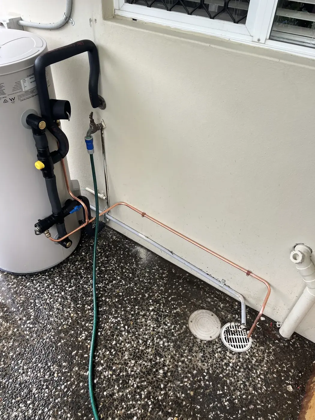 Storage tank with relief drain to the gully