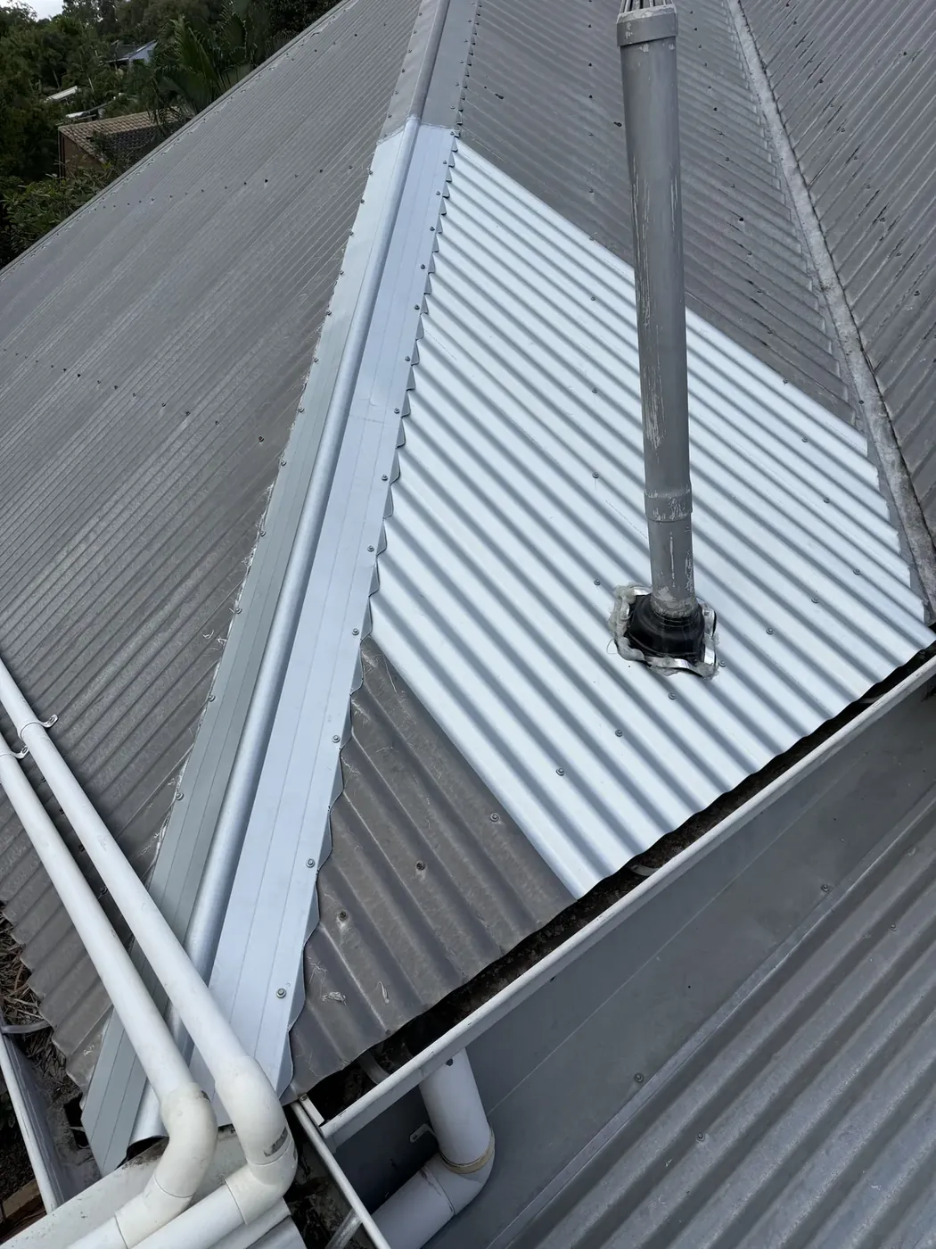 Flue penetration flashed with a new dektite - after
